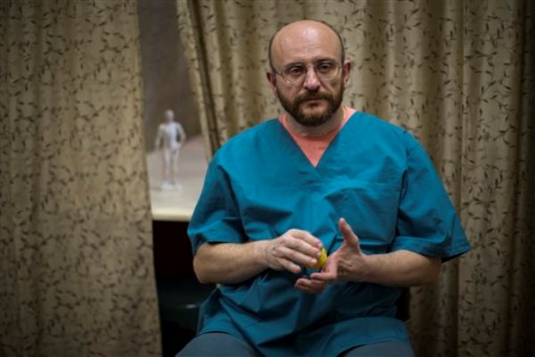 En esta fotografía tomada el jueves 20 de noviembre de 2014, el doctor Semyon Galperin habla en entrevista con The Associated Press en el Hospital 11 de Moscú, Rusia. La plaza laboral de Galperin está siendo eliminada como parte de una amplia reforma en la que se cerrarán al menos 28 hospitales y se despedirá a unos 10.000 elementos del personal médico, una reforma que las autoridades dicen es necesaria para modernizar el decrépito sistema de salud de la era soviética. (Foto AP/Alexander Zemlianichenko)