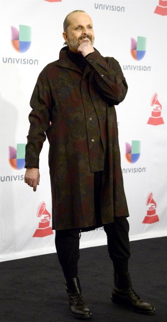  El artista español Miguel Bose posa a su llegada a la decimoquinta edición de los Grammy Latino, unos premios que un año más se entregan en Las Vegas. EFE/MIKE NELSON