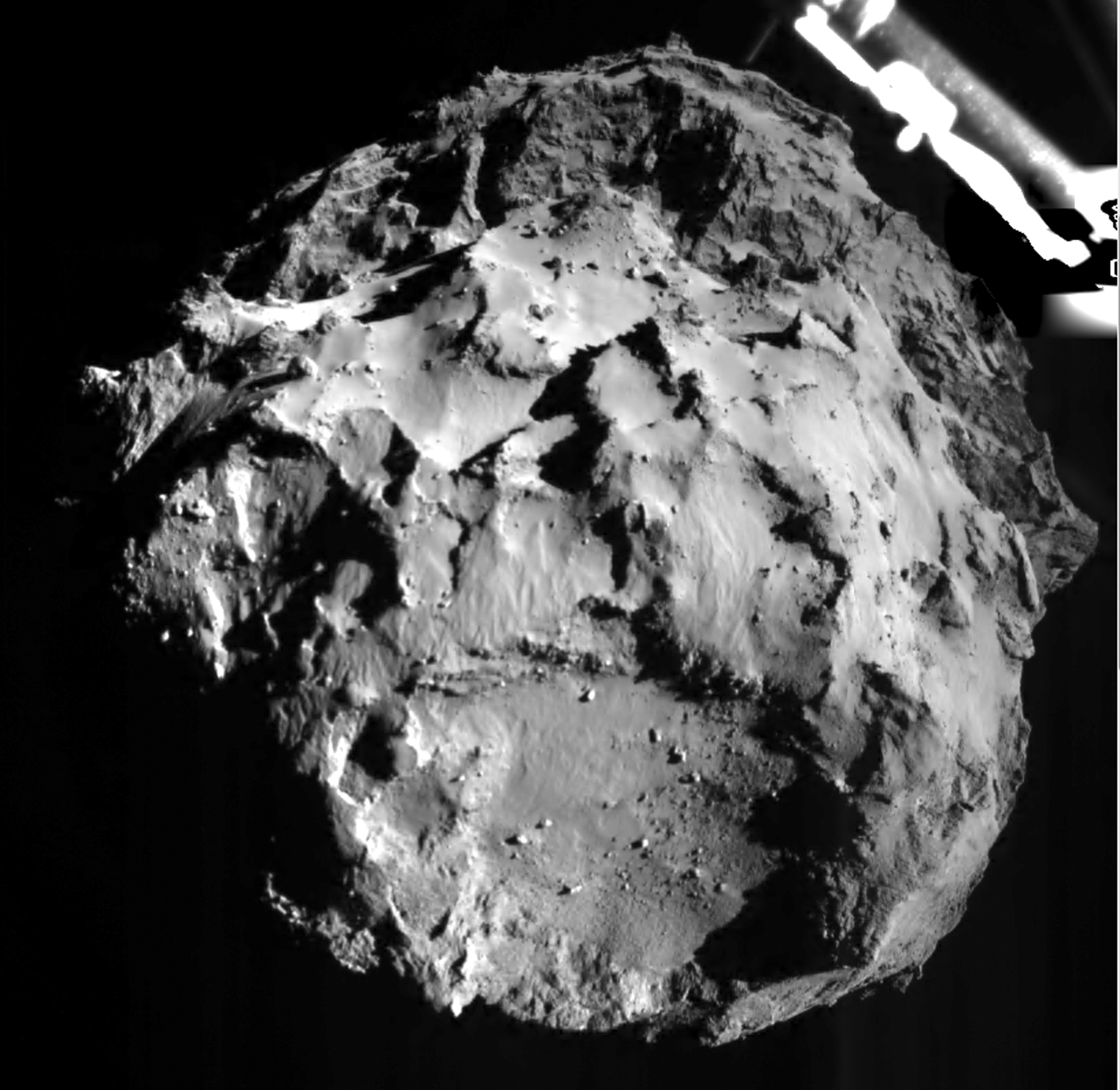 Imagen divulgada por la Agencia Espacial Europea el miércoles 12 de noviembre de 2014 durante el descenso de la sonda Philae que muestra la superficie del cometa 67P/Churyumov-Gerasimenko desde una distancia de 3 kilómetros. (Foto AP/ESA)