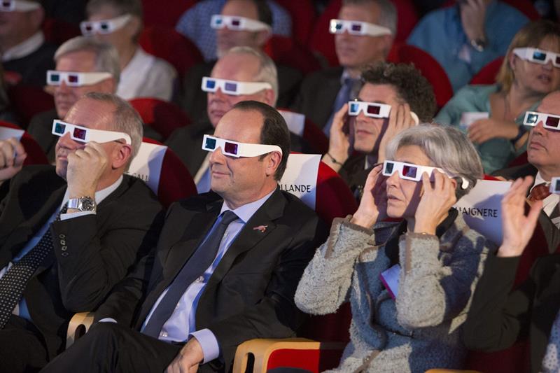  PARÍS (FRANCIA), 12/11/2014.- El presidente francés, François Hollande (c), el presidente del Centro Nacional Francés de Estudios sobre el Espacio (CNES), Jean-Yves Le Gal (i), y la exastronauta y exministra francesa Claudie Haigneré (d) llevan gafas 3D mientras siguen desde la Ciudad de las Ciencias de París, Francia, el aterrizaje del módulo Philae de Agencia Espacial Europea (ESA) sobre la superficie helada del cometa 67/P Churyumov-Gerasimenko. La ESA aterrizó hoy, por primera vez en la historia, sobre la superficie de un cometa para estudiarlo e investigar si estos cuerpos celestes trajeron el agua y la vida a la Tierra. EFE/Jacques Brinon/POOL