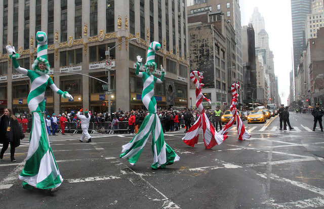 Participantes disfrazados de golosinas recorren la Sexta Avenida de Nueva York en el tradicional desfile del Día de Acción de Gracias de la tienda Macy's. (AP Foto/Tina Fineberg)