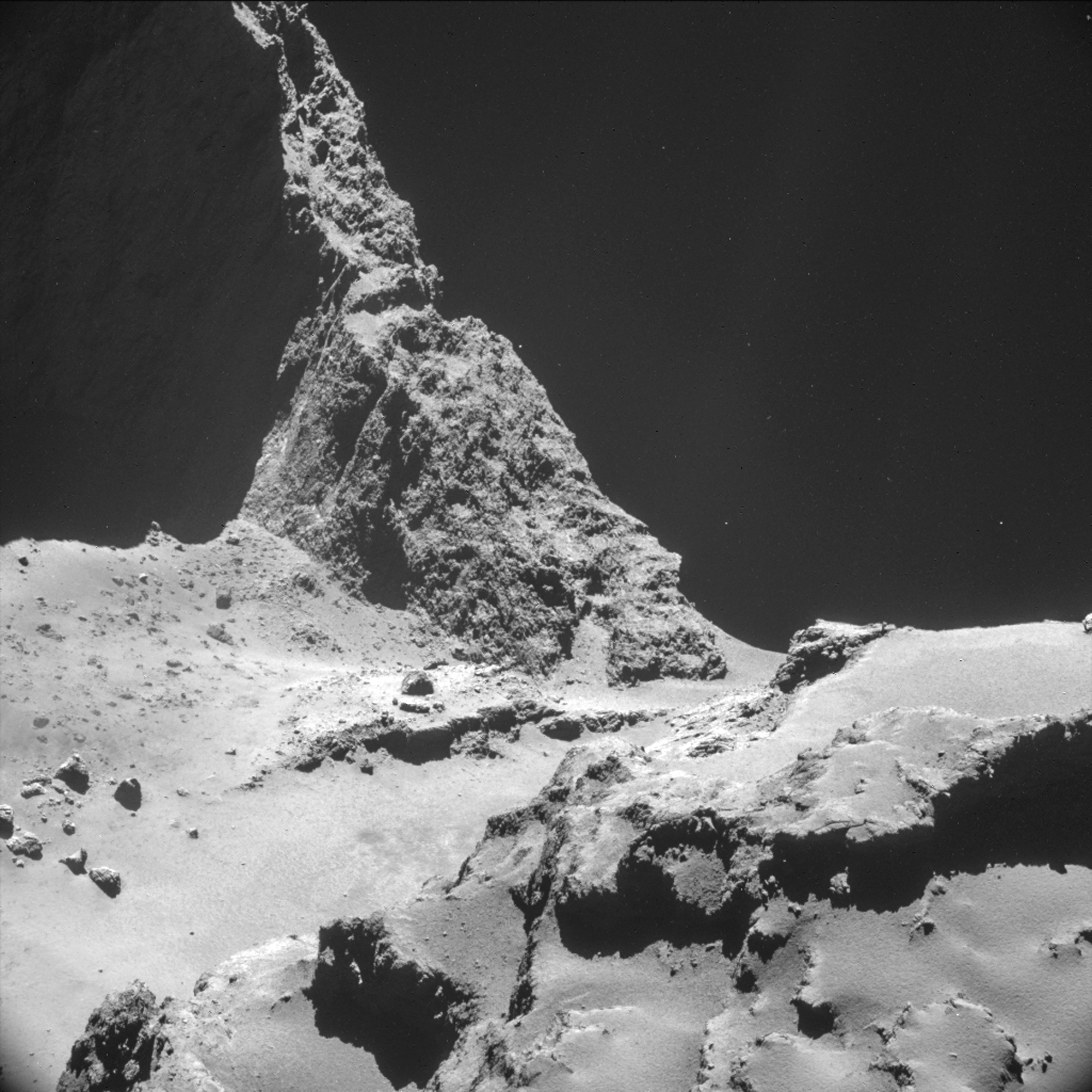 En esta imagen tomada por la nave Rosetta y cedida por la Agencia Espacial Europea (ESA) se observa una parte del cometa 67P/Churyumov–Gerasimenko. La imagen se tomó a una distancia de 9,7 kilómetros del centro del cometa el 28 de octubre de 2014. El 12 de noviembre la sonda Philae aterrizó en el cometa. (AP Foto/ESA)