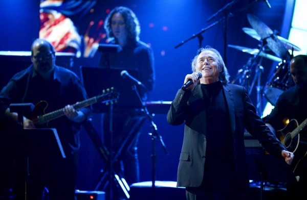 El cantautor español Joan Manuel Serrat actúa en la gala de Los Grammy Latino en Las Vegas (Estados Unidos) ayer, jueves 20 de noviembre de 2014. EFE/Paul Buck
