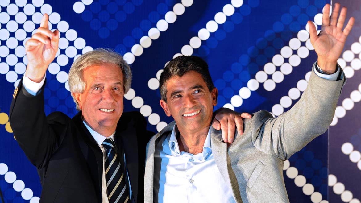 El presidente electo de Uruguay, Tabaré Vásquez, y su binomio Raúl Sendic, la noche del 30 de noviembre de 2014. AP
