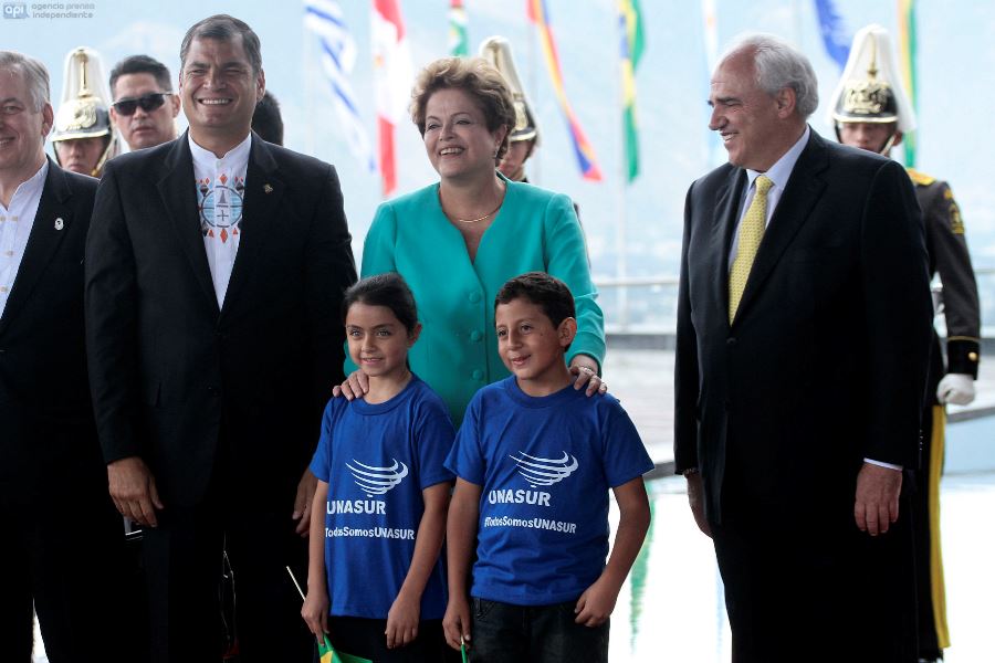 QUITO 05 DE DICIEMBRE DEL 2014. El Presidente Ecuatoriano Rafael Correa da la bienvenida a la Presidenta de Brasil Dilma Rousseff durante la inauguracion de la sede de UNASUR en Quito - Ecuador. FOTOS API/JUAN CEVALLOS
