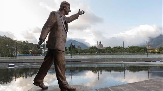 El monumento al expresidente argentino Néstor Kirchner que será inaugurado hoy en la sede de la Unasur en Quito. 
