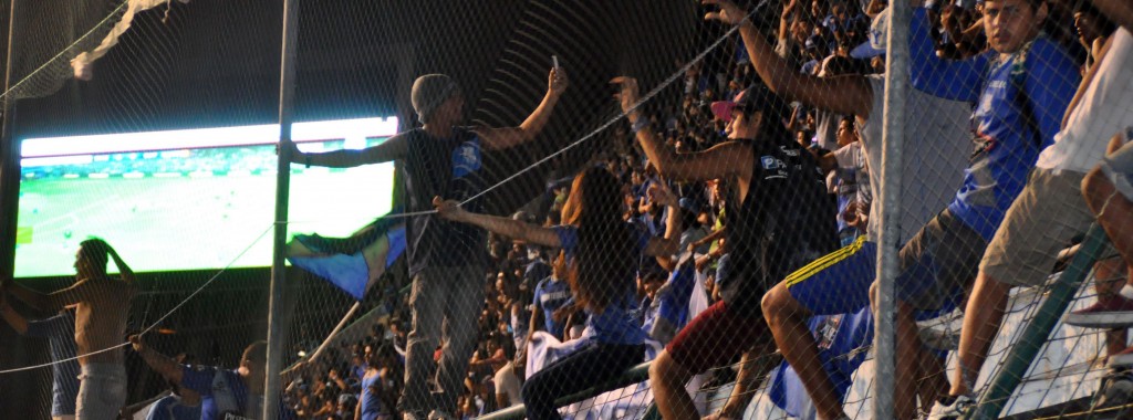 Guayaquil, 17 de Diciembre del 2014. En el estadio Capwell, los hinchas de Emelec miran la primer final en pantallas gigantes. API FOTO / ALEJANDRA LOOR