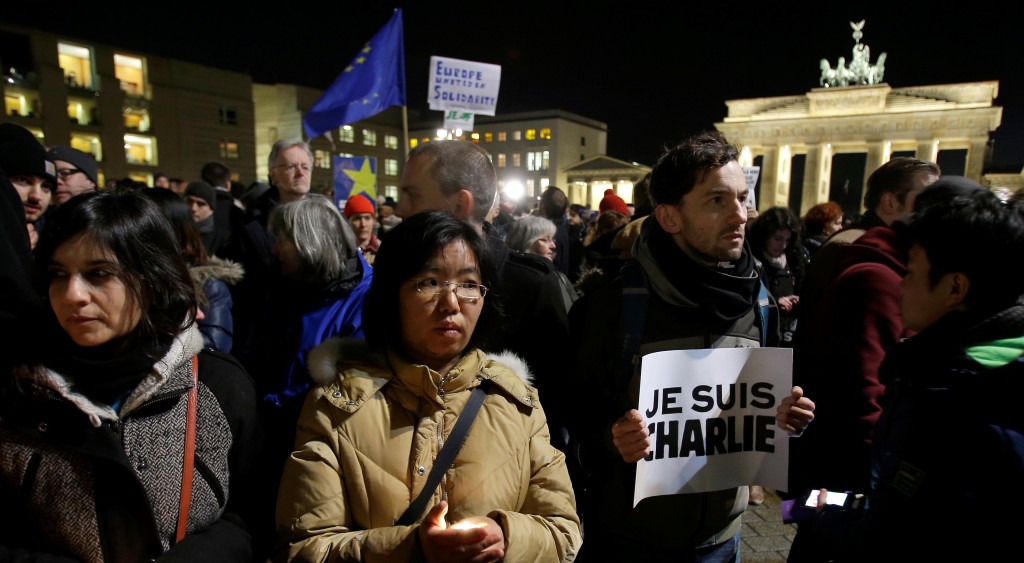 Un hombre sostiene un cartel con el mensaje “Yo soy Charlie” mientras participa en una manifestación frente a la Puerta de Brandemburgo en Berlín, Alemania, en protesta por el ataque al diario satírico francés Charlie Hebdo, el miércoles 7 de enero de 2015. (Foto AP/Michael Sohn)