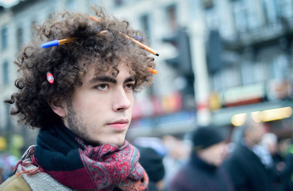 Un joven lleva lápices y bolígrafos en su cabeza durante la protesta en Bruselas, Bélgica, el 11 de enero de 2014, en favor de la libertad de expresión. EFE/EPA/STEPHANIE LECOCQ