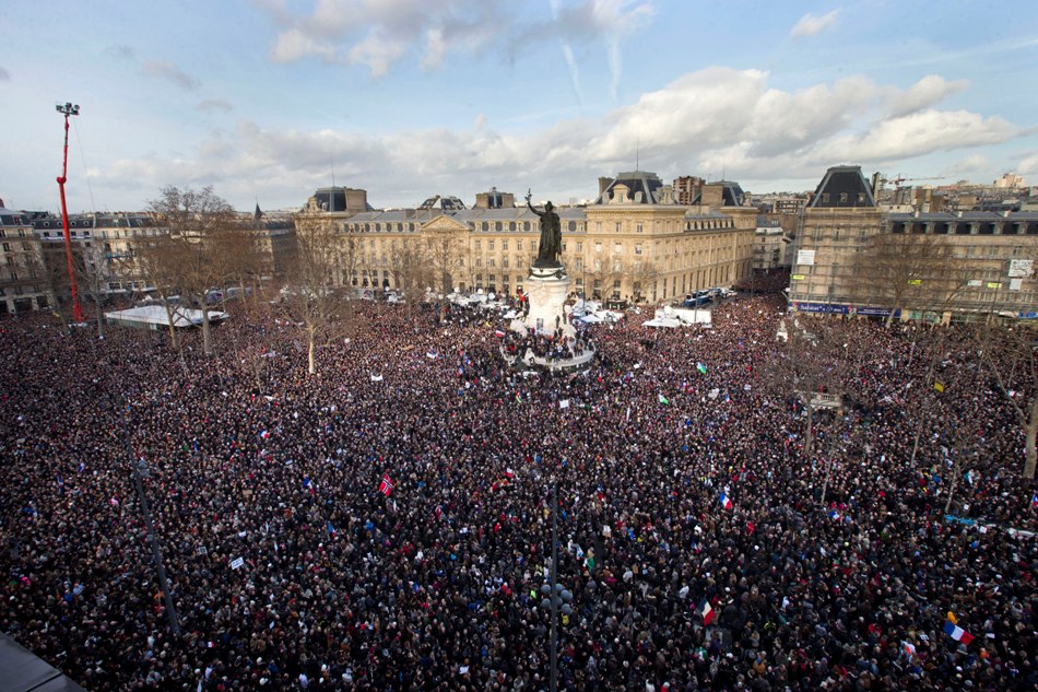 Decenas de miles de personas se reúnen en la Plaza de la República en París, en honor de las 17 víctimas de tres días de atentados en Francia, el domingo 11 de enero de 2015. (Foto AP/Peter Dejong)