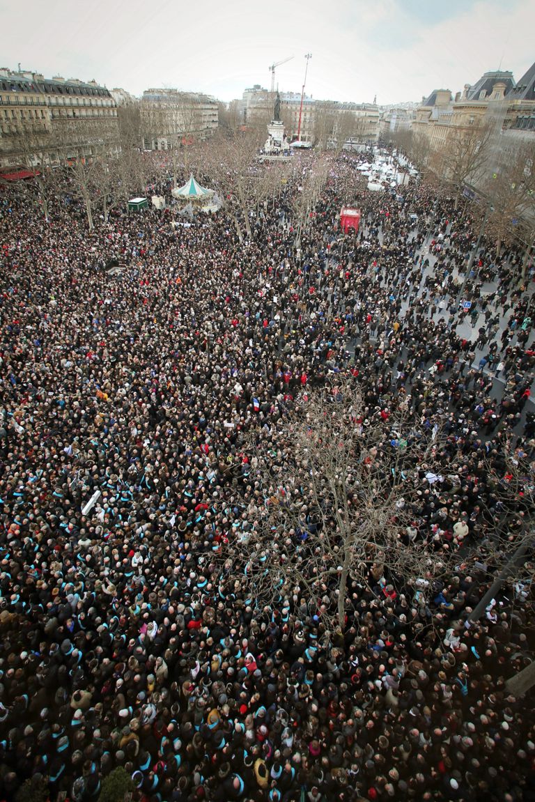 Cientos de miles de personas, encabezadas por cuarenta líderes mundiales, marchan en París, desde la Plaza de la República, en contra de los atentados contra la libertad de expresión, luego del ataque contra el diario Charlie Hebdo. EFE/EPA/FREDRIK VON ERICHSEN