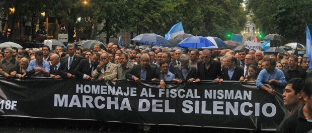 Personas participan en una marcha en homenaje de Alberto Nisman, miércoles 18 de febrero de 2015, por la avenida de Mayo en Buenos Aires (Argentina). EFE/ENRIQUE GARCÍA