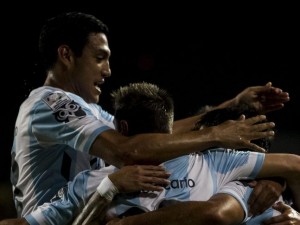 SAN CRISTÓBAL (VENEZUELA), 17/02/2014.- Jugadores de Racing celebran después de anotar un gol ante Deportivo Táchira hoy, martes 17 de febrero de 2015, durante un partido por la Copa Libertadores, en el estadio Polideportivo de Pueblo Nuevo, en San Cristóbal (Venezuela). EFE/Miguel Gutiérrez