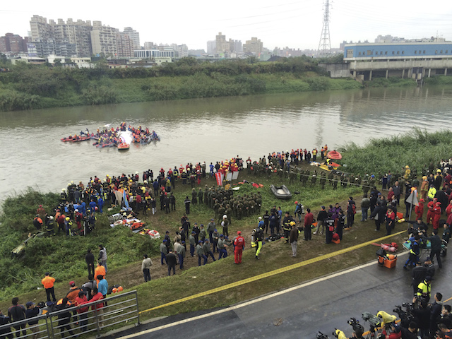 Personal de emergencia trabaja en la zona en la que se estrelló un avión comercial, con 58 personas a bordo, en un río de Taipéi, Taiwán. (Foto AP/Wally Santana)