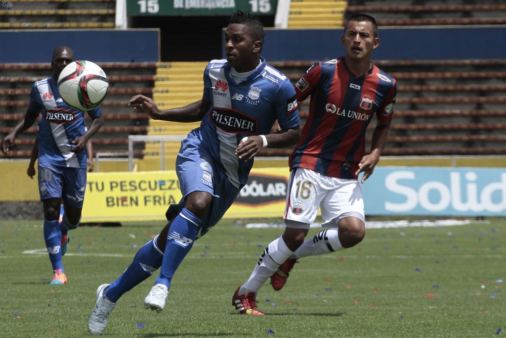 QUITO 1 DE FEBRERO DEL 2015. Deportivo Quito vs Emelec. En la foto Roberto Castro (Quito) y Miller Bolaños (Emelec). FOTOS API / JUAN CEVALLOS. 