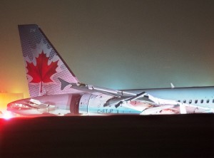 Un Airbus A-320 de Air Canada se derrapó en la pista del aeropuerto de Halifax el domingo 29 de marzo de 2015 debido al mal clima. Autoridades informaron que 23 personas resultaron lesionadas, ninguna de gravedad. (Foto AP/The Canadian Press, Andrew Vaughan)