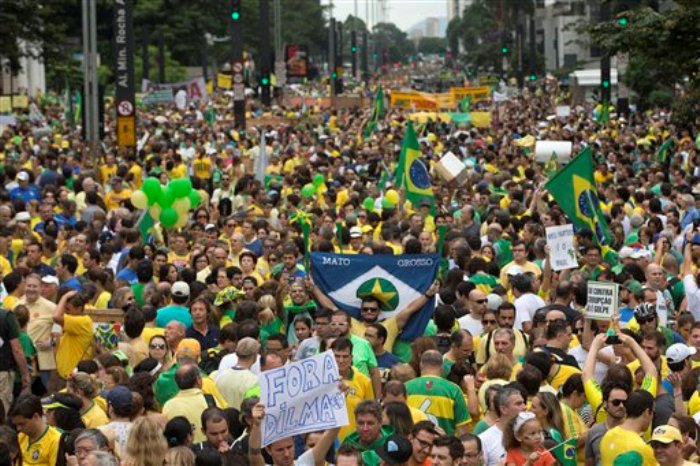 En esta imagen del 15 de marzo de 2015, manifestantes participan en una protesta que exige la destitución de la presidenta Dilma Rousseff por el escándalo de corrupción en que supuestamente se desvió dinero de la petrolera estatal Petrobras, en Sao Paulo, Brasil. Esta manifestación fue la mayor que se ha realizado en Sao Paulo en más de tres decenios, desde las protestas de 1984 que exigieron elecciones democráticas después de una larga dictadura. (Foto AP/Andre Penner)