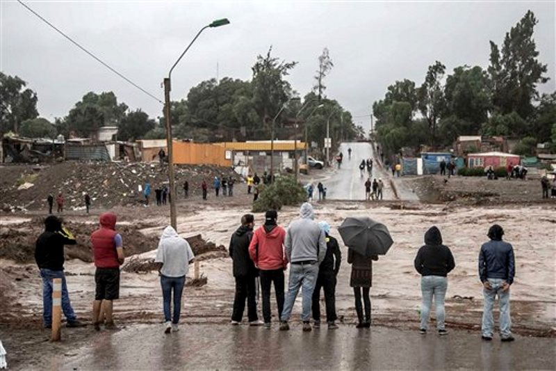 esidentes observan las crecientes aguas del Río Copiapó en Copiapó, Chile el miércoles 25 de marzo de 2015. Fuertes tormentas inusuales y aguaceros torrenciales que comenzaron el martes han bloqueado los caminos, causaron cortes en la electricidad y afectaron a unas 600 personas en una zona habitualmente seca. (Foto AP/Aton Chile) (AP Photo/Aton Chile)