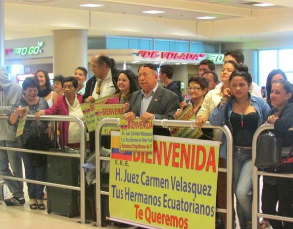 Decenas de compatriotas de Carmen Velásquez recibieron a la magistrada en el aeropuerto. Foto: Facebook asambleísta Ximena Peña