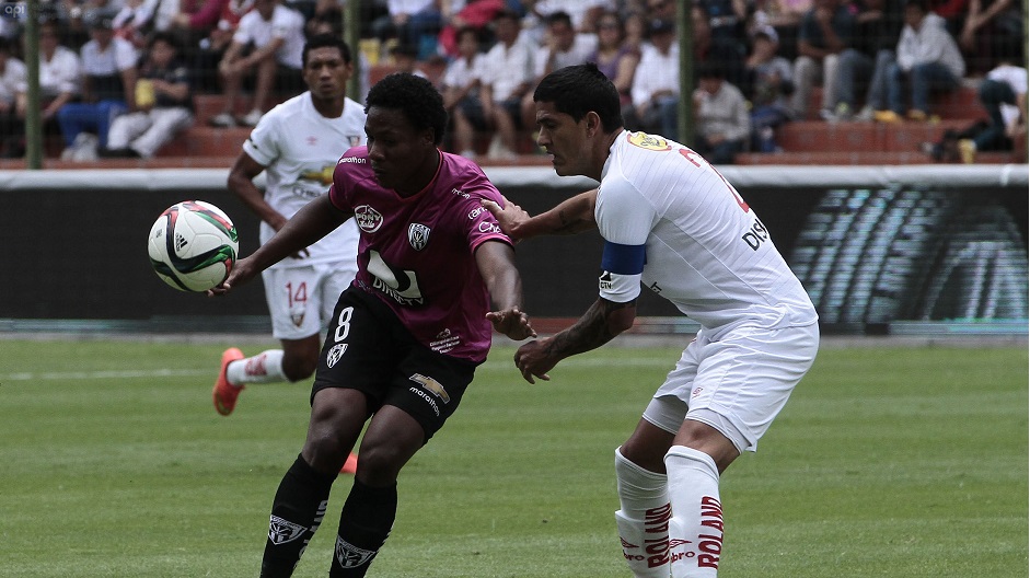 QUITO 12 DE ABRIL DEL 2015. Liga de Quito vs Independiente del Valle. En la foto Norberto Araujo (Liga) y Daniel Angulo (Independiente). FOTOS API / JUAN CEVALLOS. 