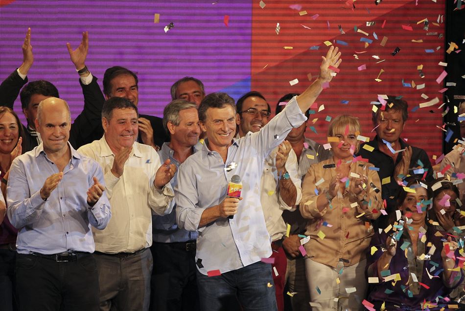 El alcalde de Buenos Aires, Mauricio Macri (c), festeja junto Horacio Rodríguez Larreta (i) los resultados electorales del domingo 26 de abril de 2015, en Buenos Aires (Argentina).  EFE/David Fernández
