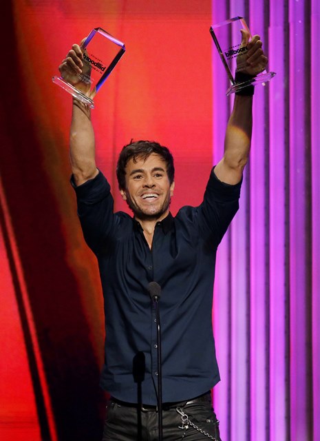 Enrique Iglesias acepta los premios "Latin Pop Album" del año y "Latin Pop Song", artista del año solista en los Billboard de la Música Latina, el jueves 30 de abril del 2015 en Coral Gables, Florida. (AP Foto/Lynne Sladky)