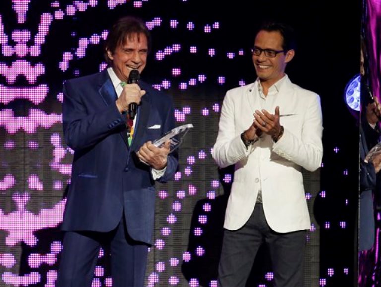 Roberto Carlos acepta el Premio a la Trayectoria de manos de Marc Anthony, a la derecha, durante los Billboard de la Música Latina, el jueves 30 de abril del 2015 en Coral Gables, Florida. (AP Foto/Lynne Sladky)