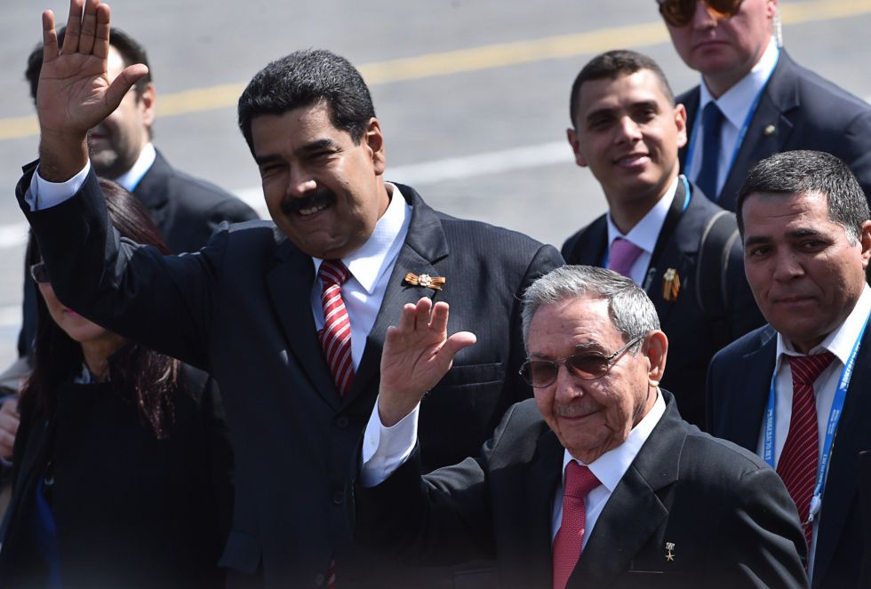 El presidente de Venezuela, Nicolás Maduro (izquierda), y el cubano, Raúl Castro, saludan a su llegada al acto. AP/Pool