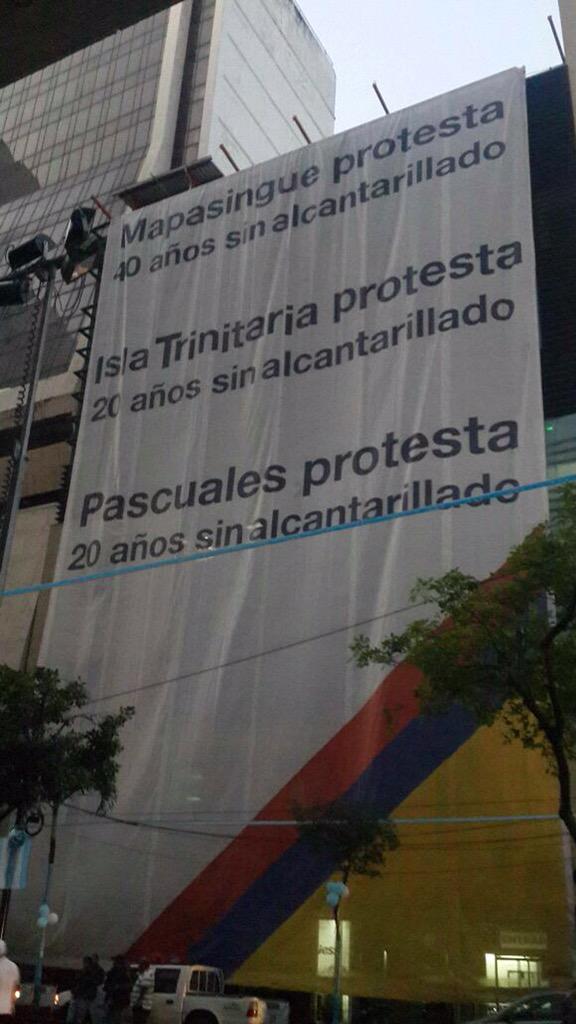 Cartel en la avenida 9 de Octubre y Pichincha, el 25 de junio de 2015. Foto tuiteada por @JorgeMachenoG