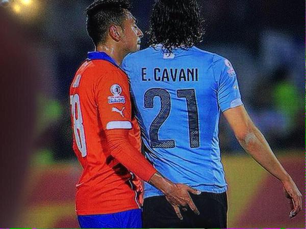Jara y Cavani en el partido entre Chile y Uruguay por la Copa América, el 24 de junio de 2015.
