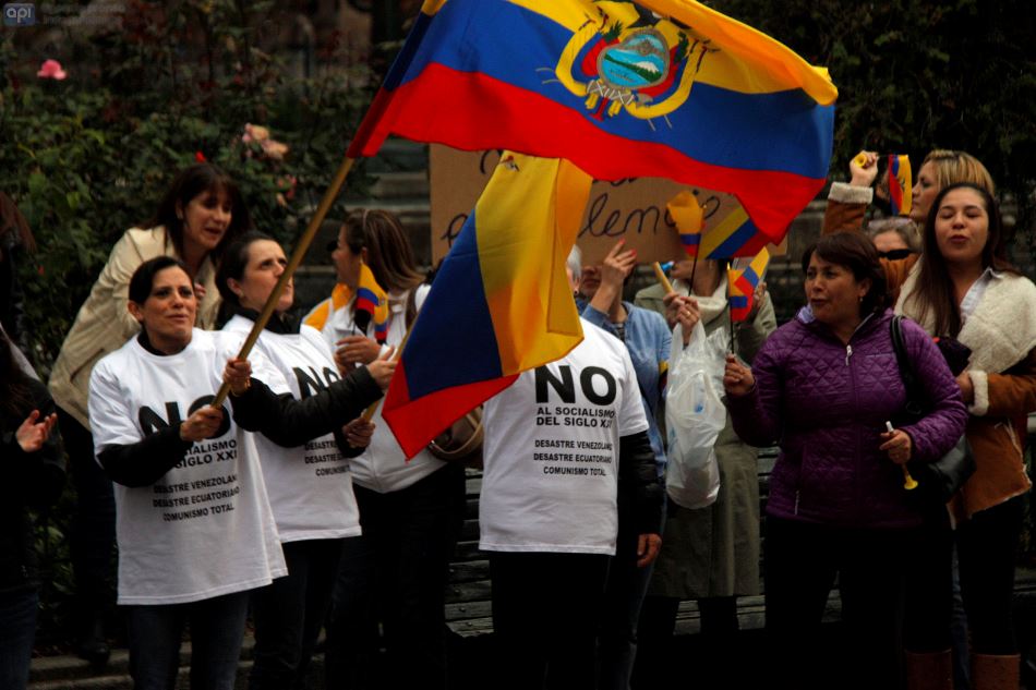 Protestas en Cuenca, contra el impuesto a la herencia, el 8 de junio de 2015.Foto API/Boris ROMOLEROUX