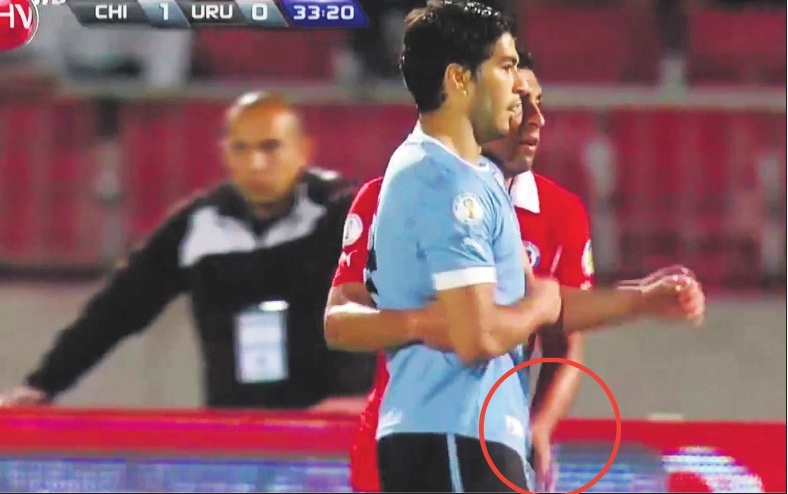 El jugador chileno Gonzalo Jara, y el uruguayo Luis Suárez, en un partido de 2015.