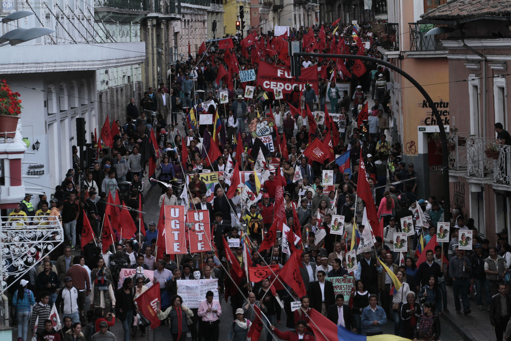 ECUADOR - QUITO - 18/06/2015 - Marcha de los trabajadores. FOTOS API/JUANCEVALLOS.