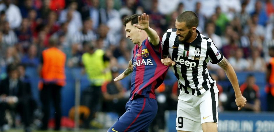 BERLÍN (ALEMANIA), 06/06/2015.- El delantero argentino del FC Barcelona Lionel Andrés Messi (i) es agarrado por el defensa del Juventus Leonardo Bonucci durante el partido de la final de la Liga de Campeones que disputan en el estadio Olímpico de Berlín. EFE/Andreu Dalmau