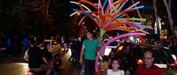 IRANÍES CELEBRAN PACTO NUCLEAR EN LAS CALLES DE TEHERÁN