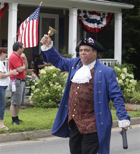 John Wallmeyer vestido como el patriota de la independencia Patrick Henry marcha en el desfile anual del Día de la Independencia en Ashland, Virginia, sábado 4 de julio de 2015. (Joe Mahoney/Richmond Times-Dispatch via AP)