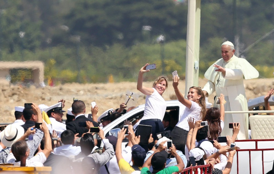 El papa Francisco saluda a la multitud mientras avanza en el papa móvil a través del parque los Samanes en Guayaquil, Ecuador, el lunes 6 de julio de 2015. (AP Photo/Fernando Vergara)