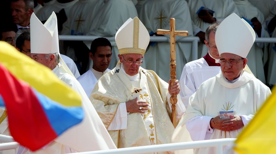 El papa Francisco (c) termina una misa campal hoy, lunes 6 de julio de 2015, en el Parque Samanes de Guayaquil (Ecuador). EFE/Leonardo Muñoz