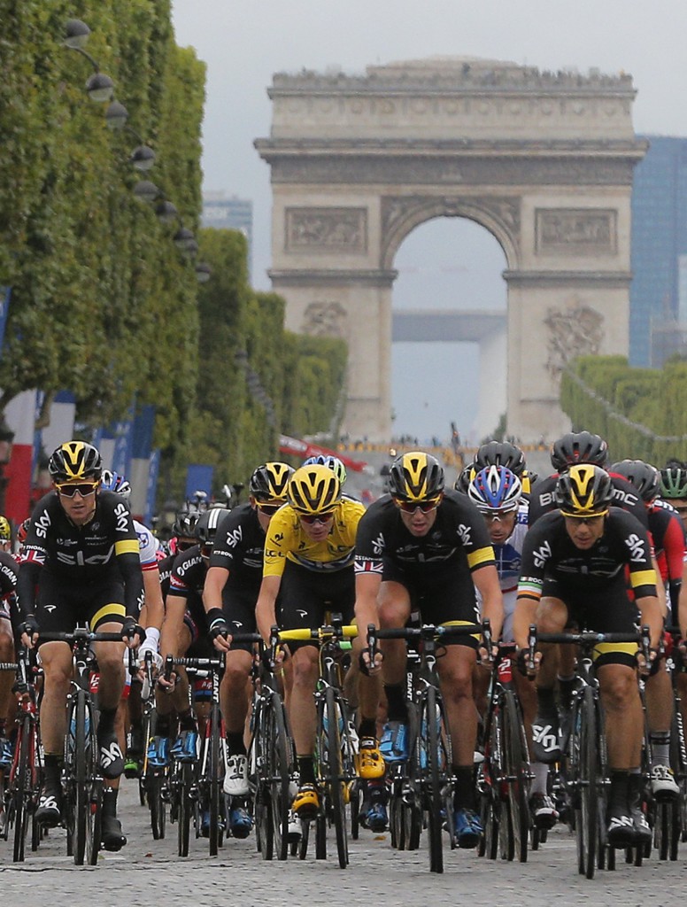 El británico Chris vestido con la camiseta amarilla del líder hace el recorrido por los Campos Elíseos de París en la etapa final de la Tour de Francia el domingo 26 de julio de 2015.  (Foto AP/Christophe Ena)