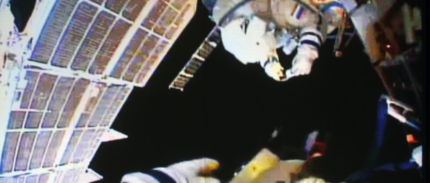 COSMONAUTAS RUSOS DE LA ESTACIÓN ESPACIAL INICIAN UNA CAMINATA ESPACIAL