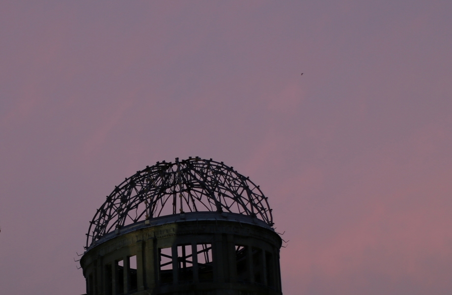 En esta imagen, tomada el 3 de julio de 2015, lo que ahora se conoce como la Cúpula de la Bomba Atómica vista durante el atardecer en Hiroshima, en el oeste de Japón. Dentro de las labores para reconstruir la ciudad tras la guerra, las autoridades de Hiroshima dcidieron conservar la cúpula como estaba en 1961, dejándolo como un icono de la devastación en una ciudad donde las cicatrices de la bomba pronto se hicieron invisibles. El edificio fue registrado como Patrimonio Mundial de la Humanidad por la UNESCO en 1996 en un llamado a un mundo sin armas nucleares y a la paz mundial. (Foto AP/Eugene Hoshiko)