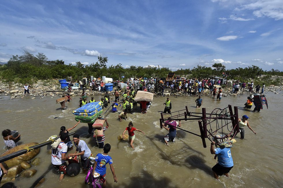 Colombianos abandonan Venezuela por el río Táchira, el 25 de agosto de 2015. Foto de AFP-