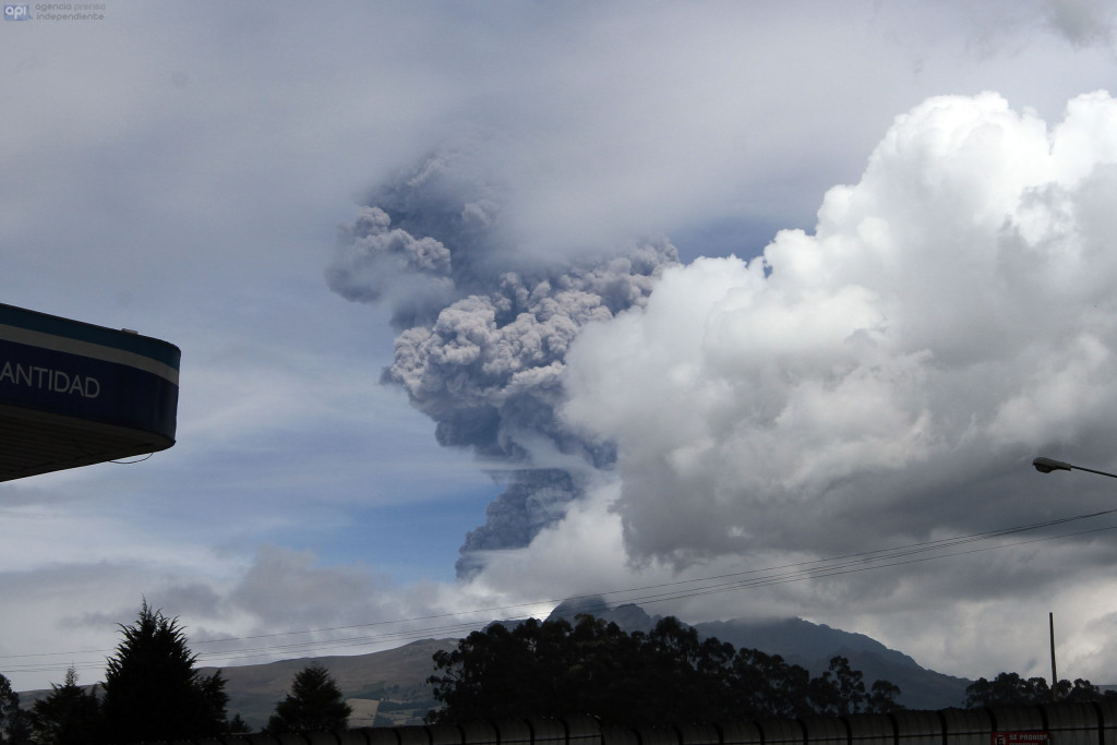 ECUADOR, Quito: 2015/08/13 - Nueva emisión de ceniza  del volcan Cotopaxi. FOTOS API / JUAN CEVALLOS.