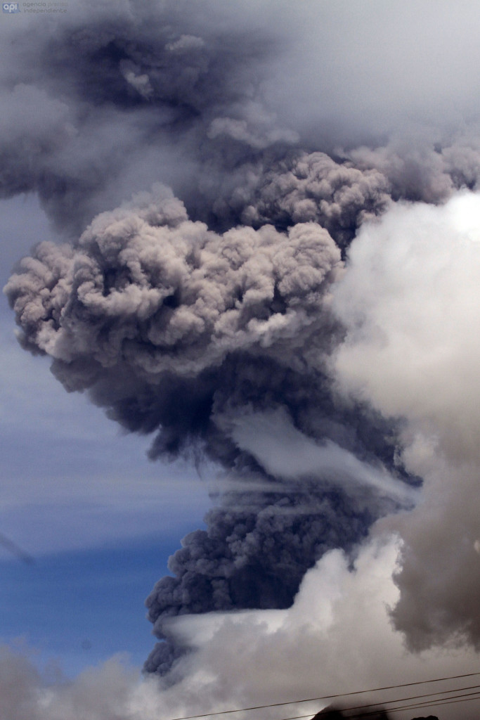 ECUADOR, Quito: 2015/08/13 - ECUADOR, Machachi :  2015/08/14 - Nueva emisión de ceniza del volcan Cotopax. FOTOS API / JUAN CEVALLOS.