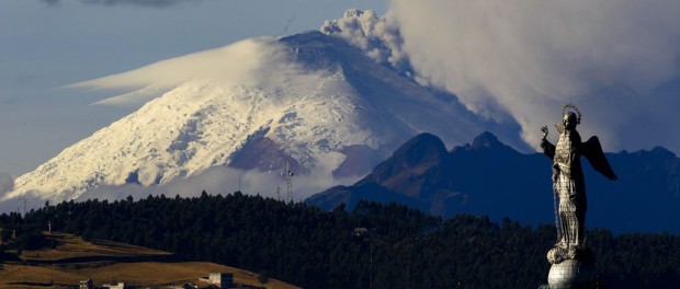 VOLCÁN COTOPAXI CONTINÚA EXPULSANDO CENIZA EN ECUADOR