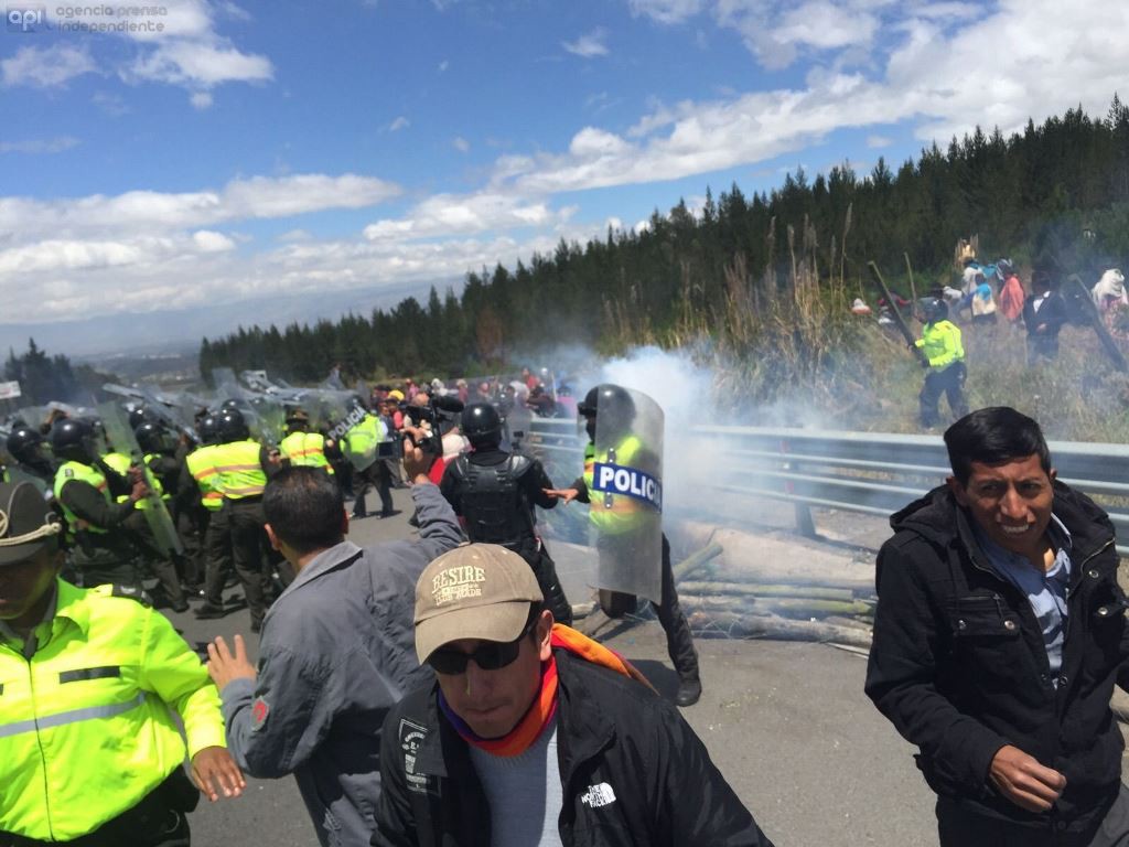 Un grupo de campesinos e indígenas bloqueó la Panamericana Norte, vía a Quito en el sector El Chasqui. Foto: API