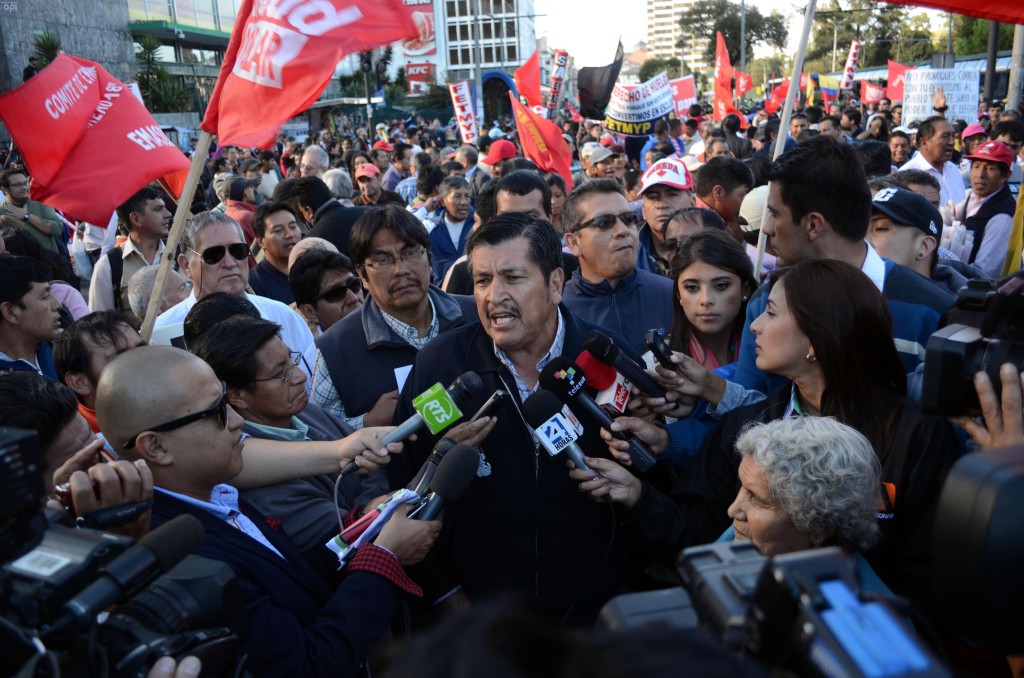 ECUADOR -QUITO 2015-08-19 Mesías Tatamuez dirigente sindical en rueda de Prensa a los medios de comunicación antes de la marcha hacia Carondelet - API -Sarch