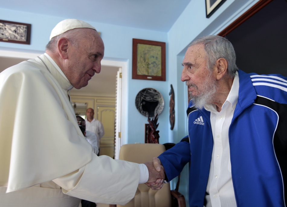 El papa Francisco y el líder cubano Fidel Castro se saludan con un apretón de manos durante un encuentro en la capital cubana. El Vaticano dijo quefue una reunión informal de unos 40 minutos entre el pontífice, Castro y su familia. (AP Photo/Alex Castro)
