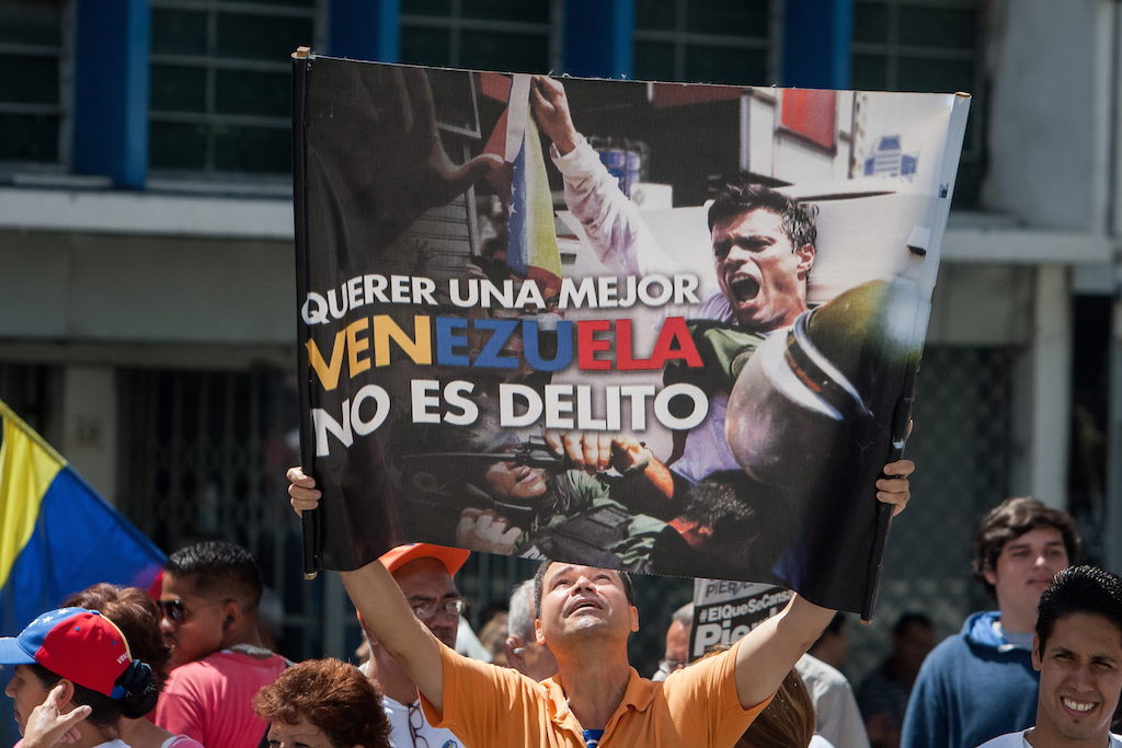 Un hombre sostiene un afiche del líder opositor venezolano Leopoldo López el viernes 4 de septiembre de 2015, afuera del Palacio de Justicia en Caracas (Venezuela). EFE/ MIGUEL GUTIÉRREZ