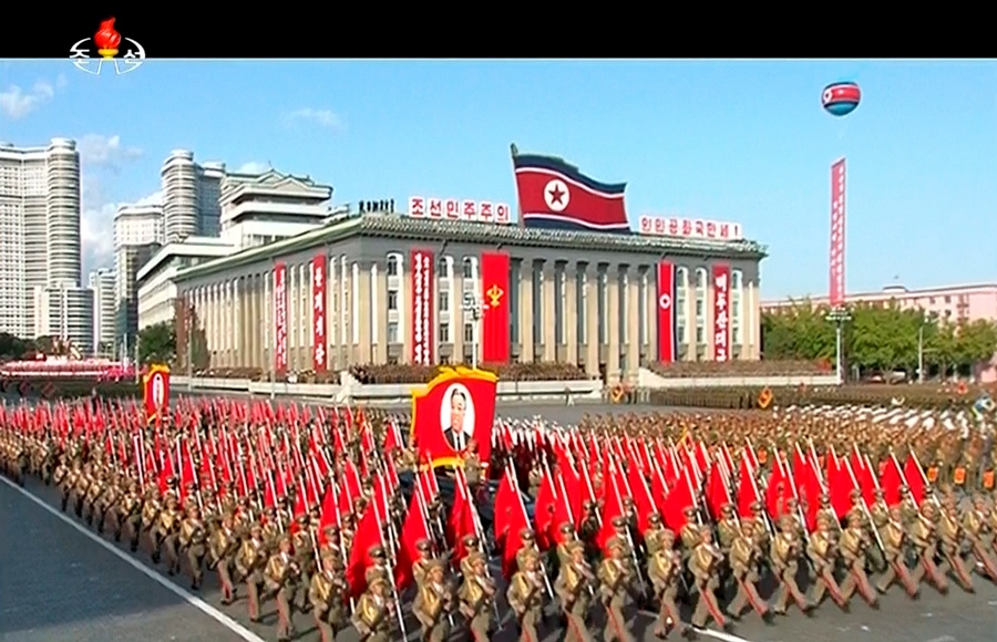 En esta imagen tomada de un video, personas desfilando transportan un retrato del fundador de Corea del Norte, Kim Il Sung, durante un una ceremonia por el 70mo aniversario de la creación del partido gobernante en Corea del Norte, el sábado 10 de octubre de 2015. (KRT via AP Video)